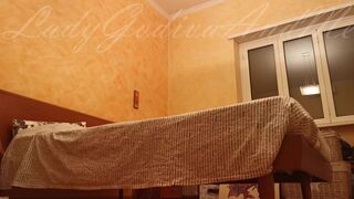 "Te lo voglio mettere al culo prima che arrivi tuo marito!" ???? Amanti italiani - Tradimento in casa