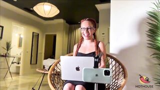 In the interview, there was sex with the dwarf on the podcast "The Man at three".