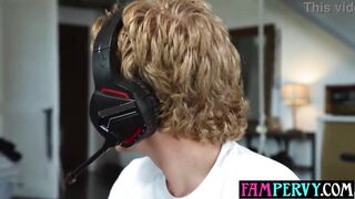 Gamer stepbro distracted and tempted by concupiscent blond teen stepsis