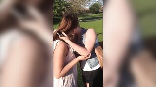 2 lesbianas alemanas besandose en el campus ante sus amigos