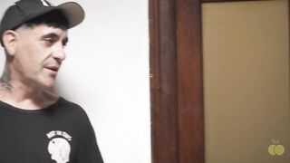 el corneta de mi marido no puede ver como le soy infiel con el pizzero