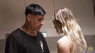 el corneta de mi marido no puede ver como le soy infiel con el pizzero