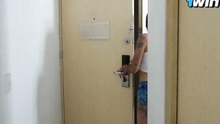 PLOMERO SE FOLLA EN LA COCINA A LA ESPOSA DEL HOMBRE QUE LO CONTRATÓ-JACOB NEWMAN-PARTE 1
