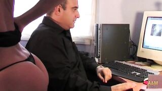 How Ann fix a personal computer? Screwing certainly !!