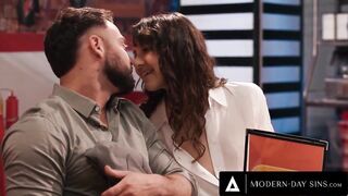 MODERN-DAY SINS - Sneaky Sex In A Diner With Liz Jordan Who Can't Expect To Smack Her Date's Jock