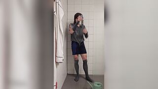 Bizarre Pee Party - Bizarre wetting