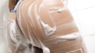 Lisa Nuta in the Shower