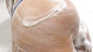 Lisa Nuta in the Shower