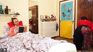 Ragazzo impacciato viene scopato da una strepitosa donna delle pulizie che lo fa sborrare dentro!