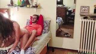 Ragazzo impacciato viene scopato da una strepitosa donna delle pulizie che lo fa sborrare dentro!