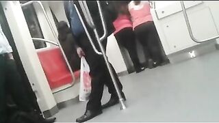 lindas lesbianas en el metro