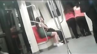 lindas lesbianas en el metro