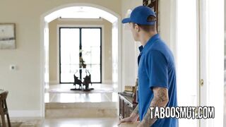 Lonely mother I'd like to fuck Seduces Delivery Man And Wishes For Precious Anal Banging