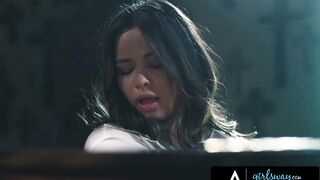 GIRLSWAY - Chanel Camryn Has Romantic Sex With Glamorous Scarlett Alexis On Piano - SPANISH SUBTITLES