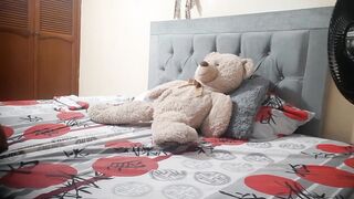 I'm alone in my hawt room screwing my snatch