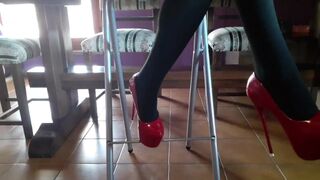 Laura on Heels amateur 2021 sitted on a bar stool on hot platform red heels