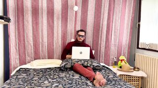 La domestica porca vuole succhiare il cazzo del suo capo-dialoghi italiano