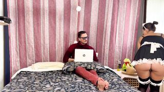 La domestica porca vuole succhiare il cazzo del suo capo-dialoghi italiano