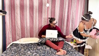 La domestica porca vuole succhiare il cazzo del suo capo-dialoghi italiano