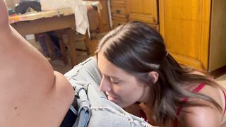 La moglie italiana calda fa un pompino al cazzo grosso e duro del marito. Dialoghi italiano