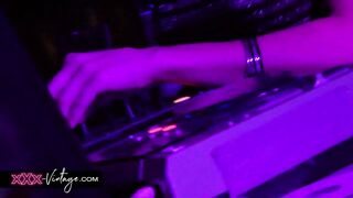 Super hawt 3some in a club