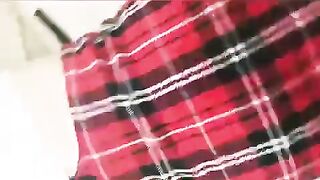 Jebanie dojrzałej łaski w stroju uczennicy, spust w Polski Anal