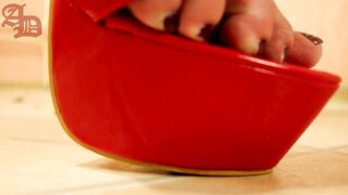 T-GIRL GIANTESS AMANDA FINDS SEVERAL MICRO CARS AND CRUSH 'EM ON A HIGH HEELS (CRUSH FETISH)