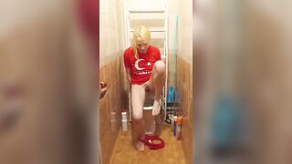 Миниатюрная тинка решила снять для вас видео о том, как она писает на корточках перед сном.