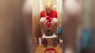 Миниатюрная тинка решила снять для вас видео о том, как она писает на корточках перед сном.