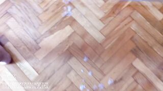 Gimiendo alto y pintando el suelo con la corrida más espesa de internet!