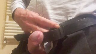 Cumming for u in a hotel bath