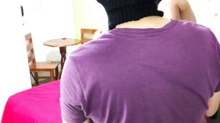 Cornudo lame las bolas y lubrica la verga del bull