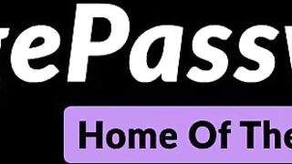 Masseuse India Summer teaches Audrey Noir how to lick pussy