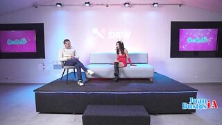 Hardcore Trio: SaraTaylor small floozy in a bizarre double penetration with 2 large dongs