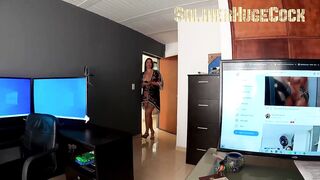 Zamantha entra a mi oficina antes de una sesión de images para tener sexo conmigo.