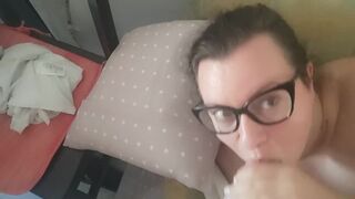 Ragazza fa un pompino amatoriale sul divano con venuta in bocca