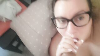 Ragazza fa un pompino amatoriale sul divano con venuta in bocca