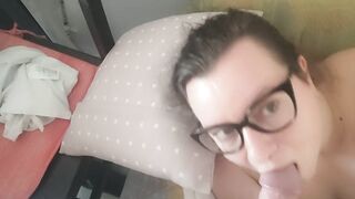 Ragazza fa un pompino amatoriale sul divano con venuta in bocca