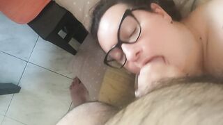 Ragazza fa un pompino amatoriale sul divano con venuta in bocca