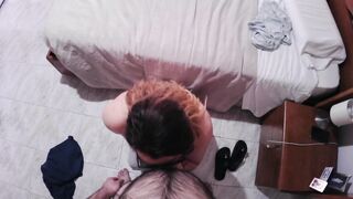 La fidanzata gli fa un pompino in ginocchio e si fa sborrare sul viso