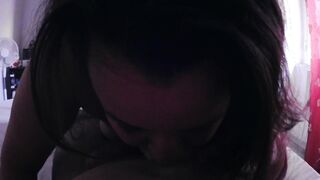 POV Anais fa un intenso pompino sul letto e riceve una bella schizzata in cambio