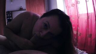 POV Anais fa un intenso pompino sul letto e riceve una bella schizzata in cambio