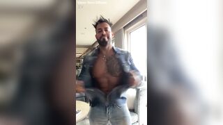 Flexing muscle and masturbate with oil - VIKTOR ROM - PORNSTAR HOMO DAD BEAR