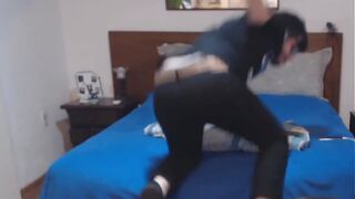 NERD HOMOSEXUAL SAFADO STUFFING BOTTLE IN THE BOOTY