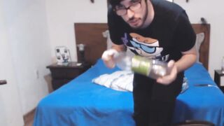 NERD HOMOSEXUAL SAFADO STUFFING BOTTLE IN THE BOOTY