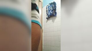 me empiezo a calentar en la ducha mientras hay gente en la casa