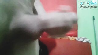 Me acuerdo el rico culo de mi ex ..se me pone dura la polla y me la jalo asta terminar..????????????