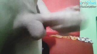 Me acuerdo el rico culo de mi ex ..se me pone dura la polla y me la jalo asta terminar..????????????