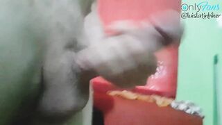 Me acuerdo el rico culo de mi ex ..se me pone dura la polla y me la jalo asta terminar..????????????