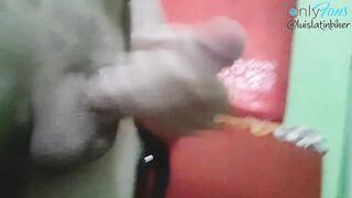 Me acuerdo el rico culo de mi ex ..se me pone dura la polla y me la jalo asta terminar..????????????